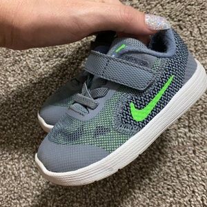 Toddler Nike revolution 3